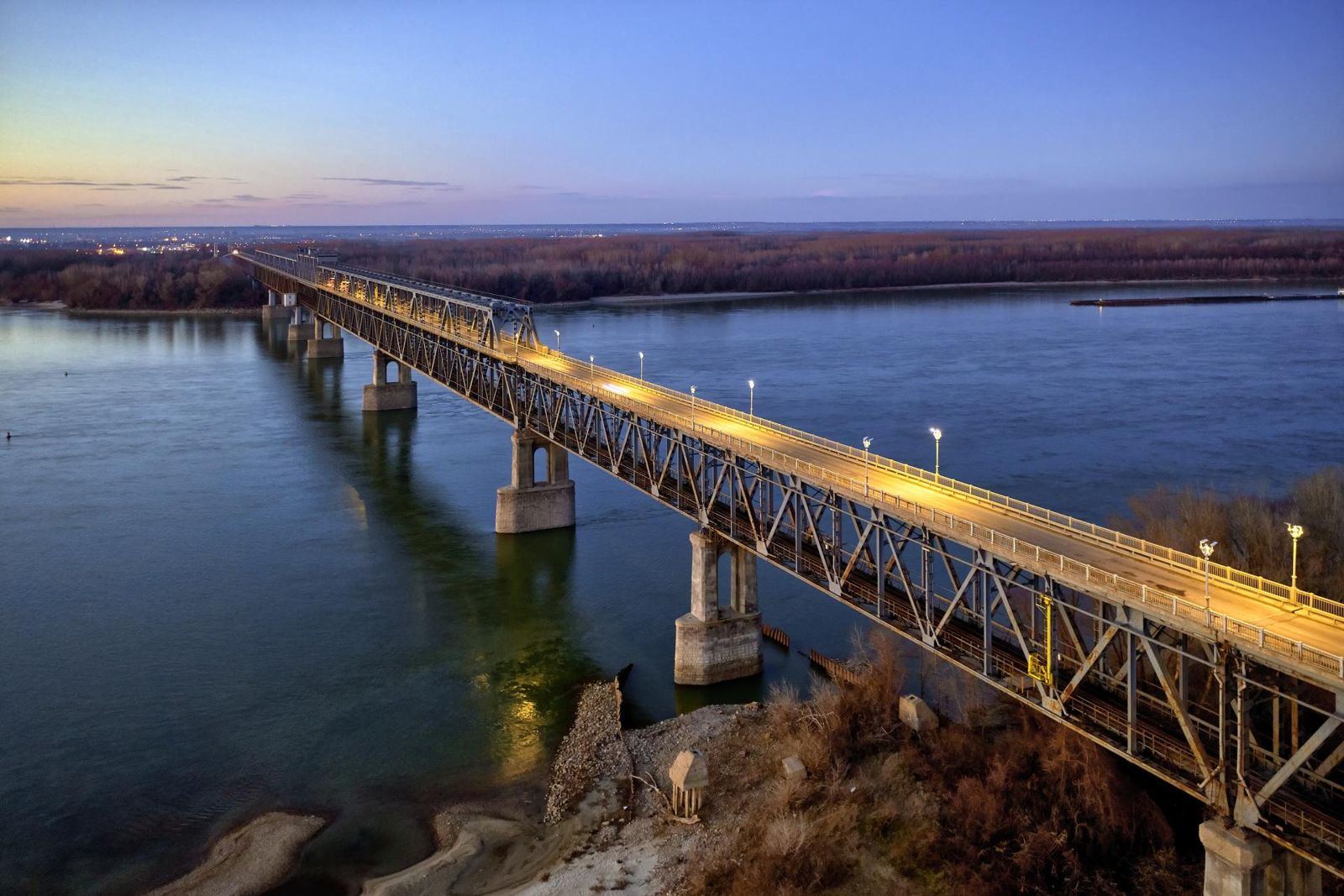 De Donaubrug bij Ruse bij valavond